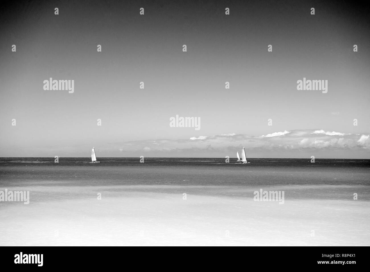 Meer Sommer Konzept. Schöne Marine View am karibischen Meer Küste mit sauberen Wellen surfen Ozean Wasser am sonnigen Tag als natürlichen Hintergrund mit blauer Himmel, Antigua Stockfoto
