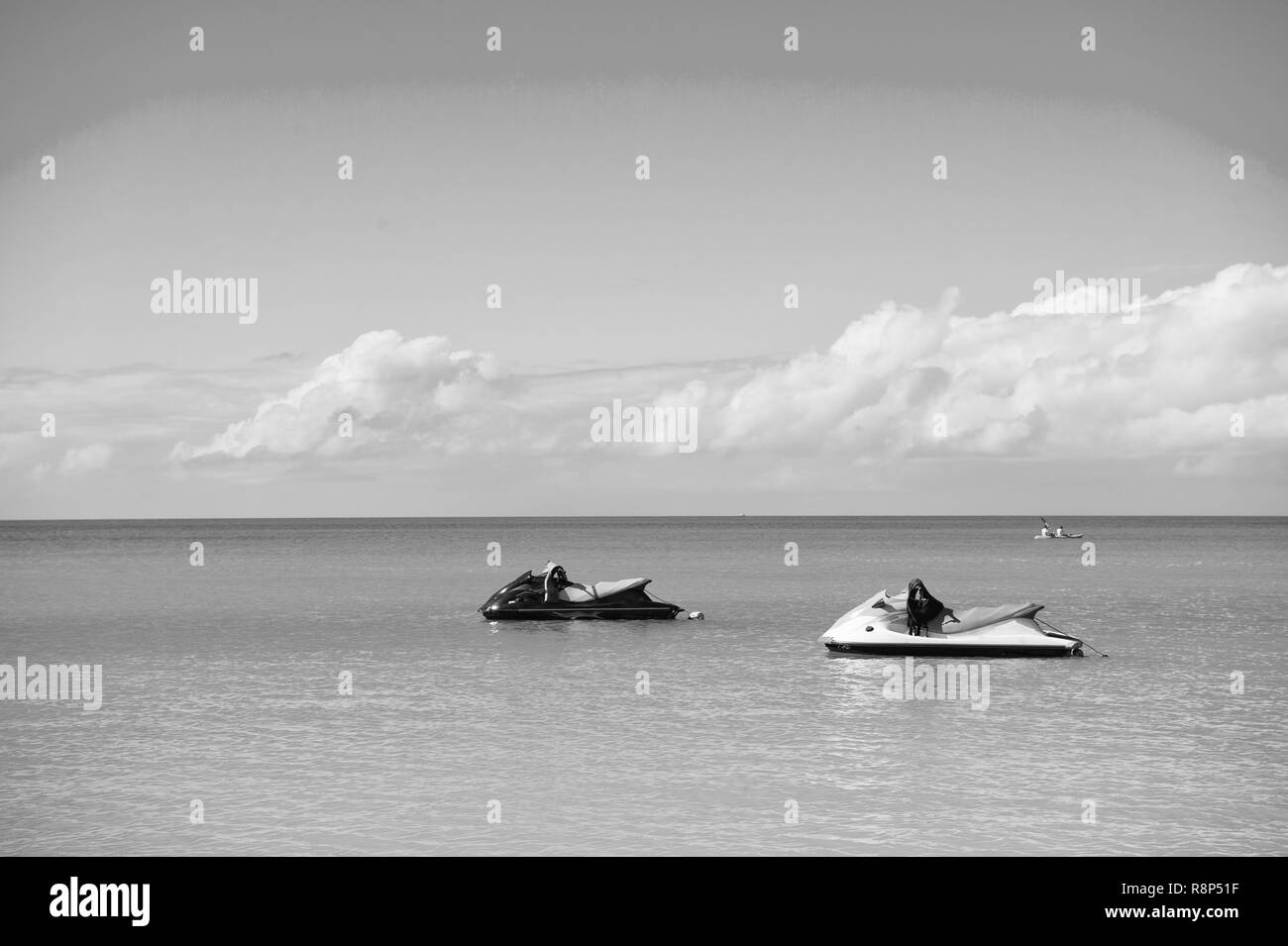 Extreme Unterhaltung. Paar Wasser Scooter im türkisfarbenen Meer Lagune warten für extreme reiten. Ocean Beach St. Johns Resort ausgestattet mit modernen Wasserscooter für Clients, die Freude und Spaß. Wasser reiten. Stockfoto