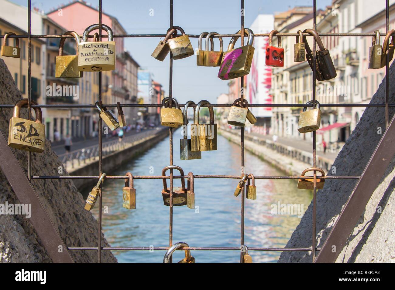 Liebe Schlösser angekettet an einer Brücke in Mailand, Italien
