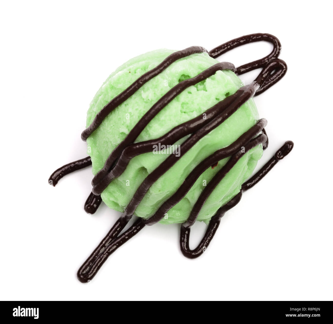 Grüner Tee oder pistazieneis Ball mit geschmolzener Schokolade auf weißem Hintergrund, Ansicht von oben Stockfoto
