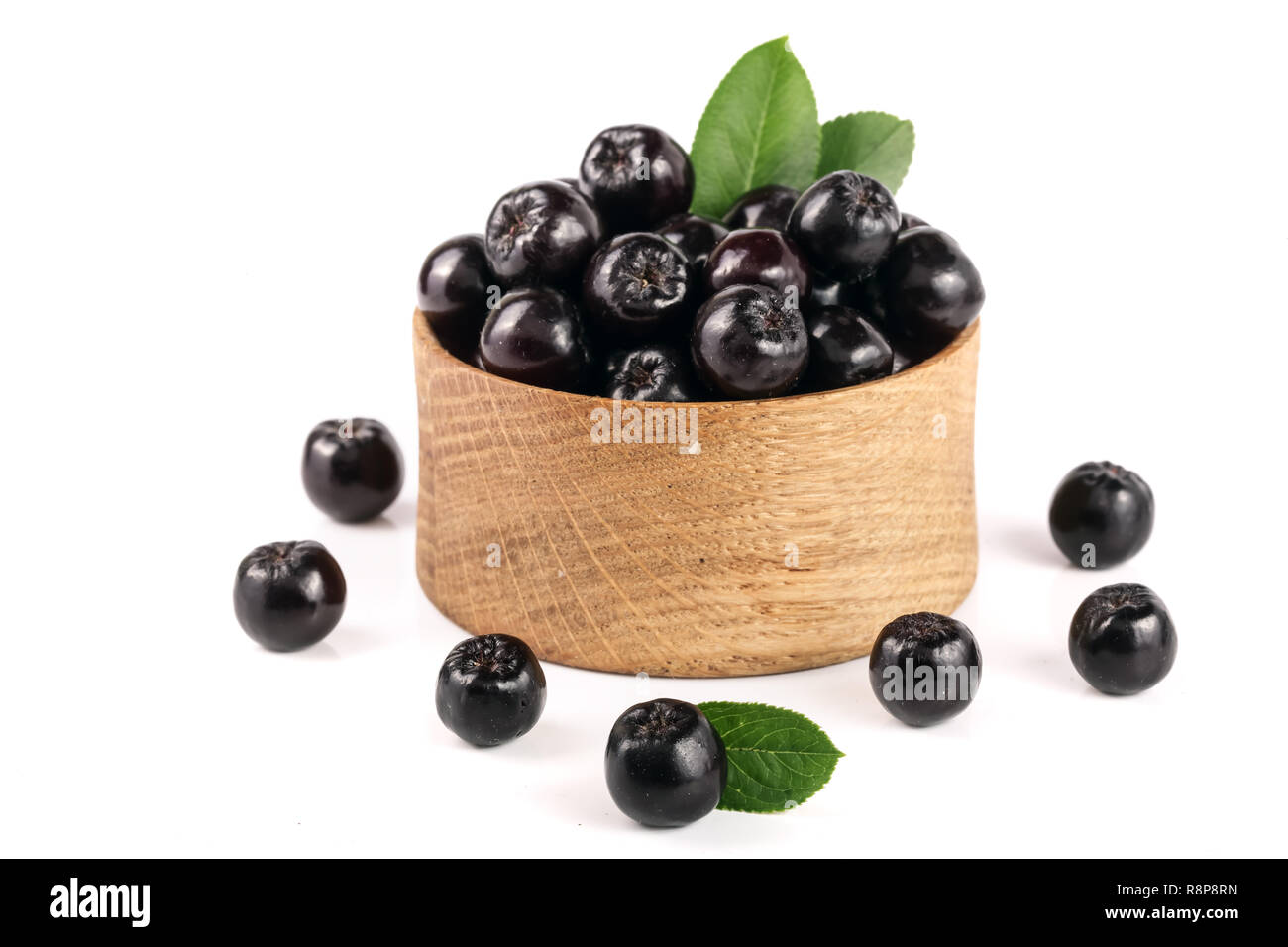 Aronia mit Blatt in Houten auf weißem Hintergrund. Schwarz Aronia Beeren Stockfoto