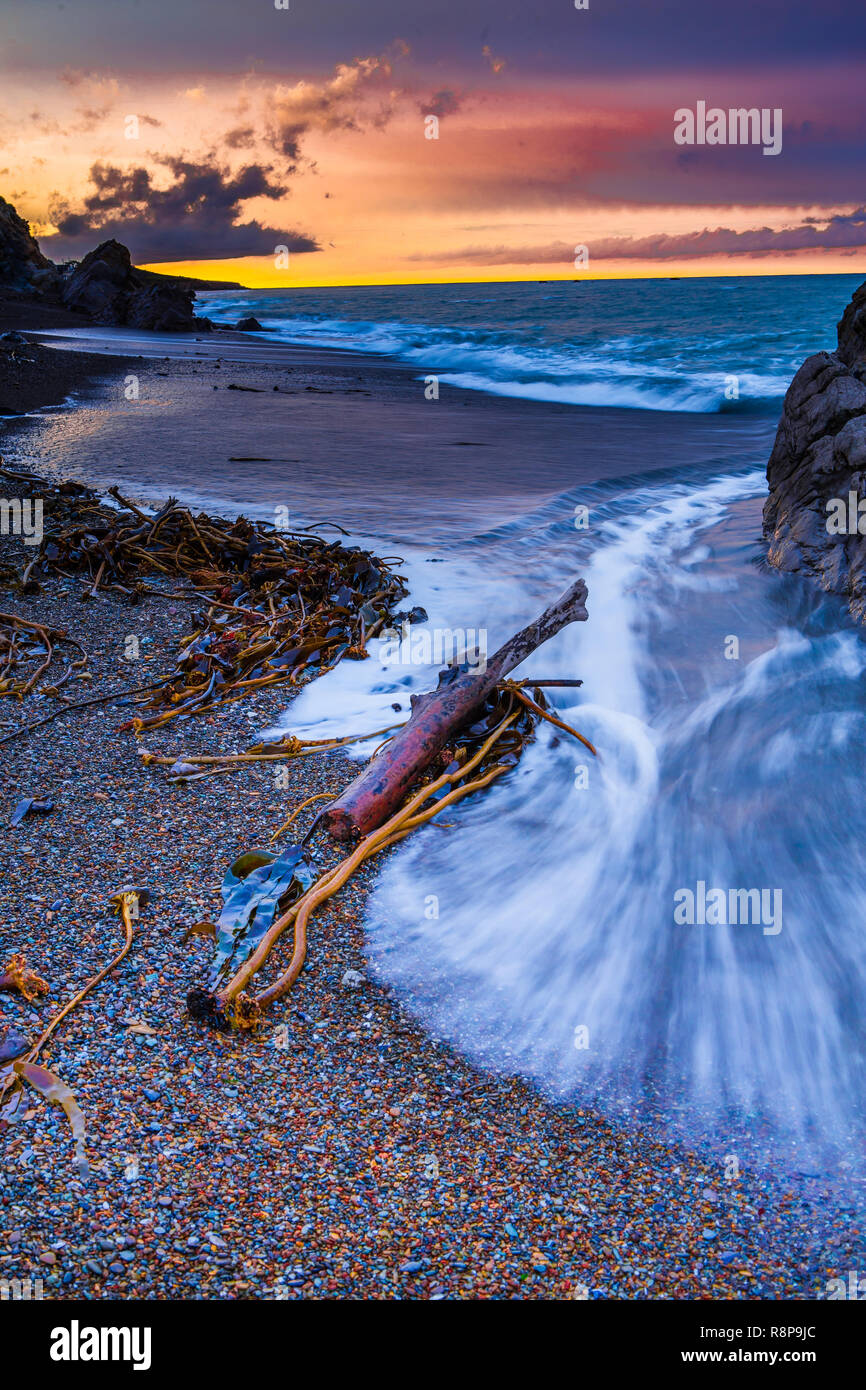 Tide kommen bei Sonnenaufgang, Moonstone Beach, Cambria, Kalifornien. USA Stockfoto