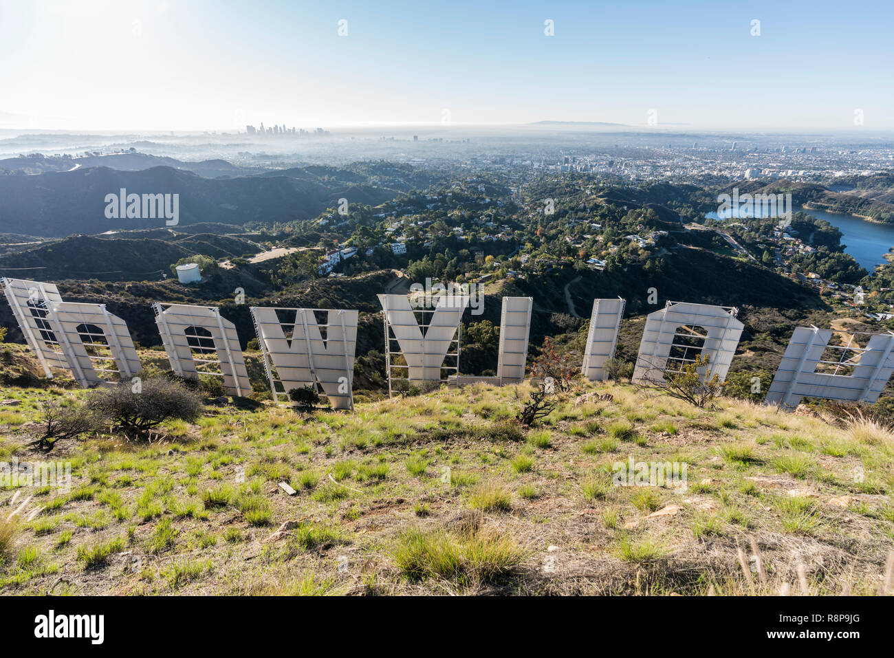 Los Angeles, Kalifornien, USA - 13. Dezember 2018: Dunstiger morgen Stadtbild Blick von hinter dem Hollywood Sign in beliebten Griffith Park. Stockfoto