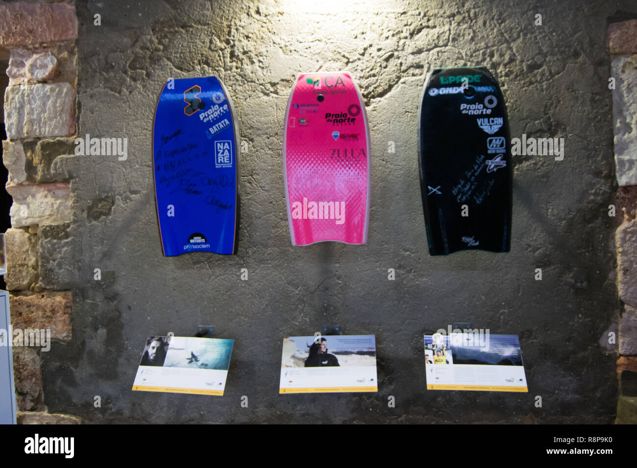 Surfmuseum Bodyboard Boards in Nazaré Canyon, Canhão da Nazaré Big Wave Surf Championship Stockfoto