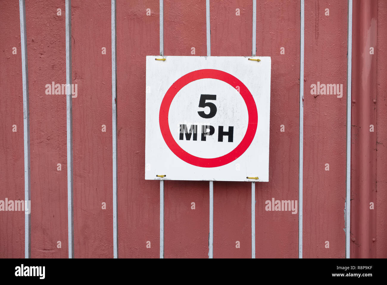 Tempolimit Zeichen langsam auf 5 mph Stockfoto