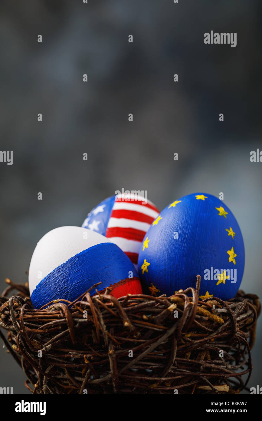 Drei Ostern Eier in ein Nest in den Farben der Flagge von Russland, Amerika und die Europäische Union mit Kopie Raum lackiert Stockfoto