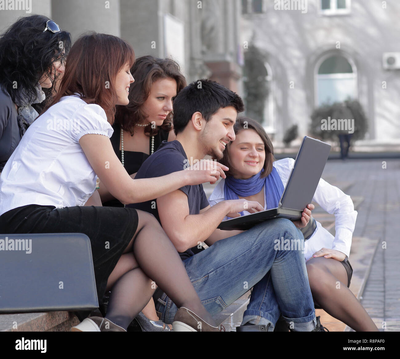 Gruppe von Kommilitonen mit Büchern und Laptop Stockfoto