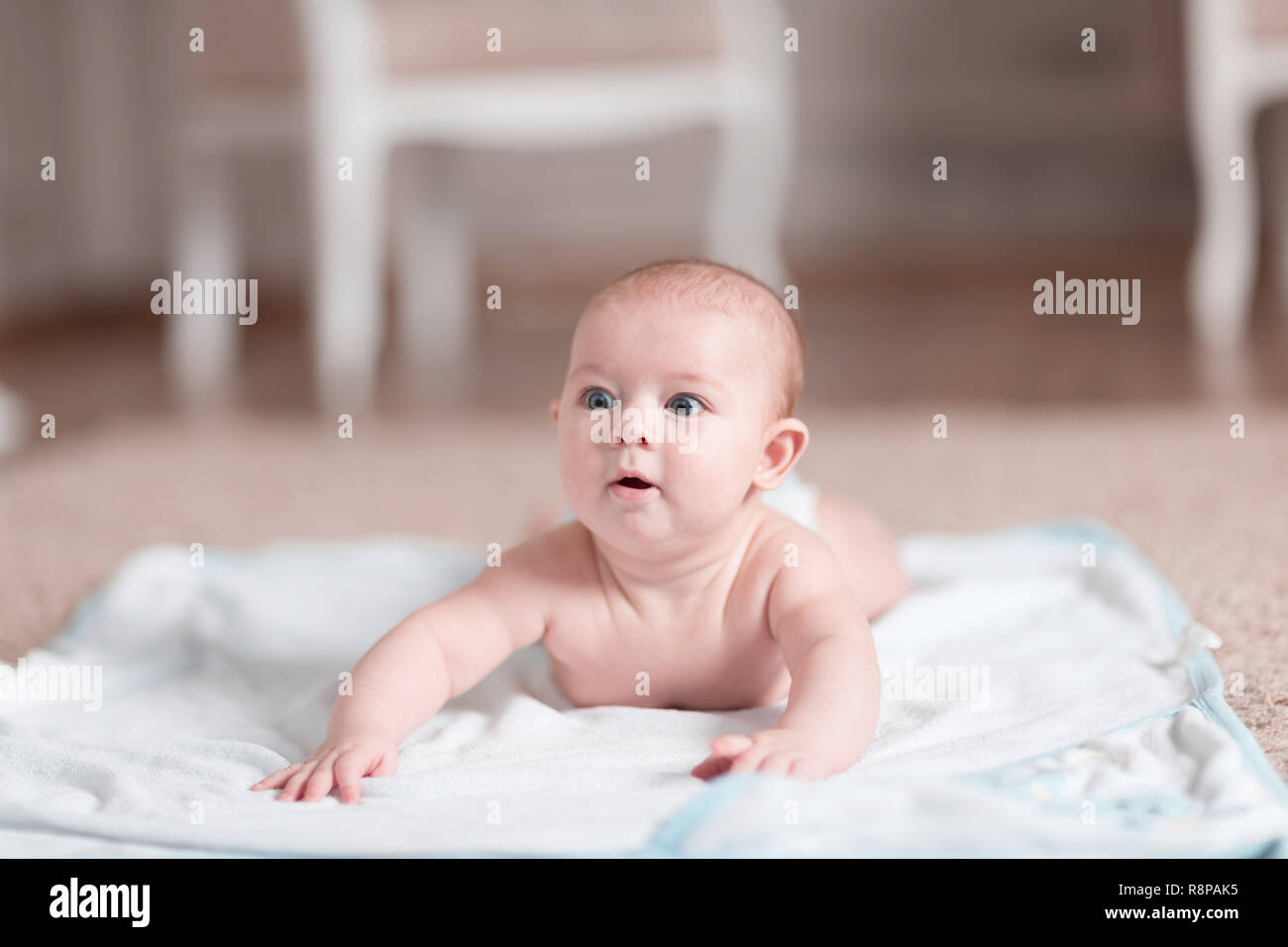 Pretty Baby Lernt Auf Dem Bett Zu Krabbeln Stockfoto Bild