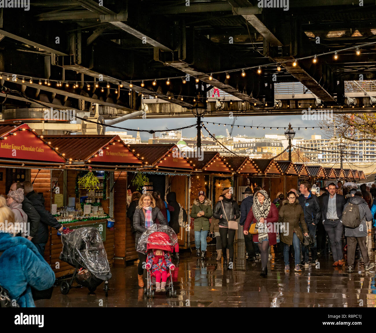 Southbank Winter Markt (Weihnachtsmarkt) unter der Hungerford Bridge, London, UK. Stockfoto