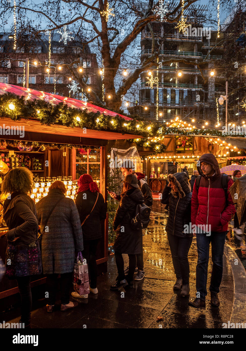 Stände am Leicester Square Weihnachtsmarkt, London, UK. Stockfoto