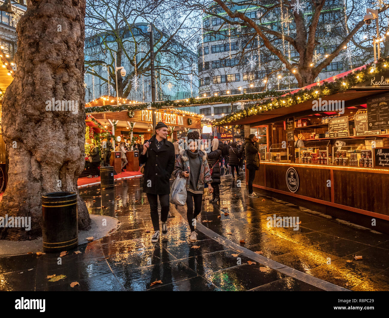 Stände am Leicester Square Weihnachtsmarkt, London, UK. Stockfoto