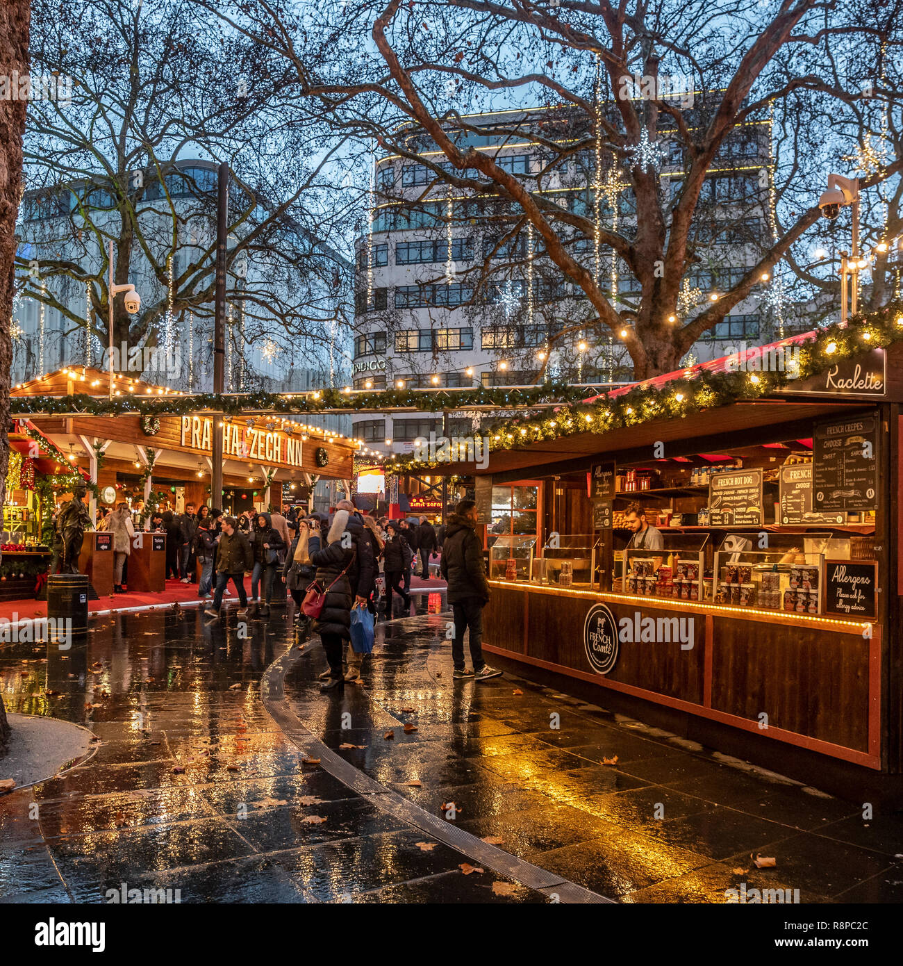 Stände am Leicester Square Weihnachtsmarkt, London, UK. Stockfoto