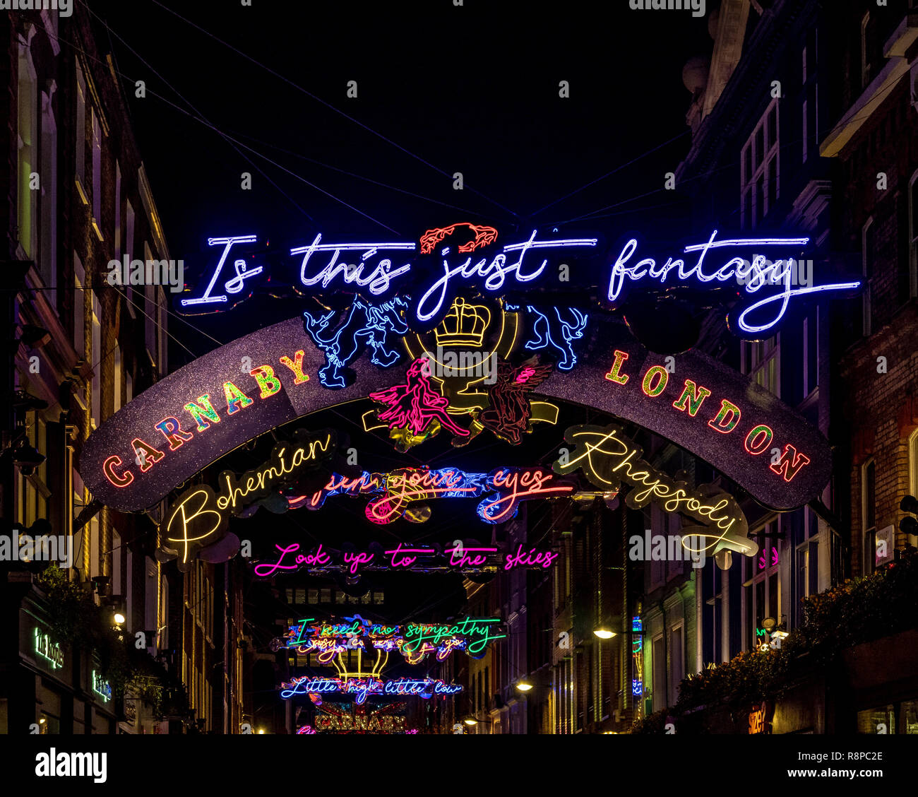 Carnaby Street Weihnachtsbeleuchtung auf Bohemian Rhapsody von Queen lryics, London, UK. Stockfoto