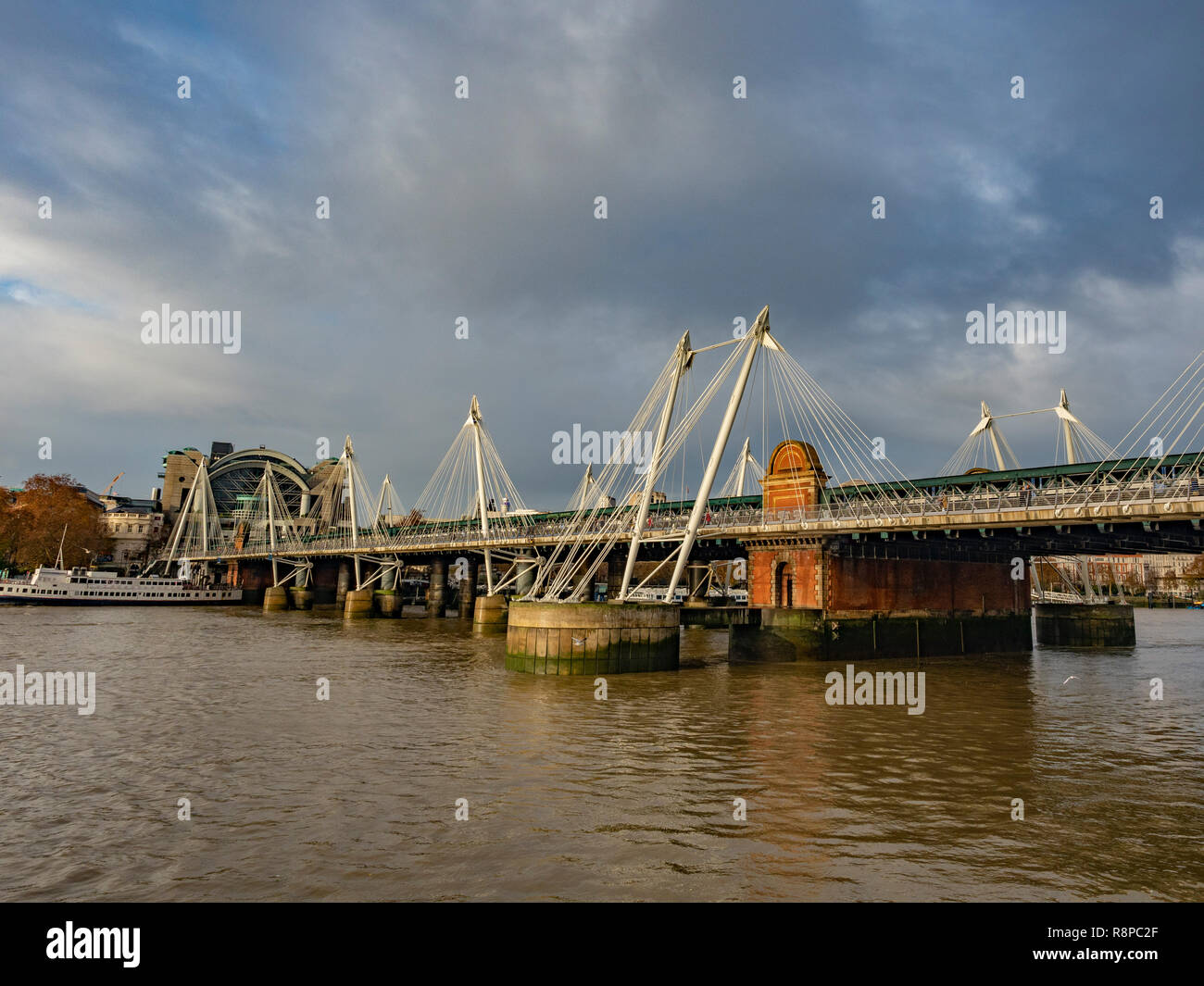 Hungerford Brücke und Goldenes Jubiläum Brücken über die Themse, London, UK. Stockfoto