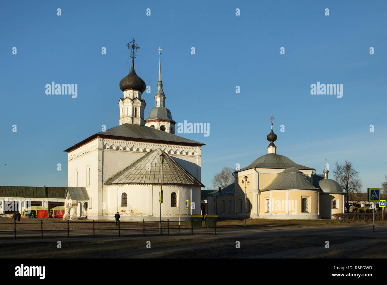 Auferstehung Kirche (1720) und die Kasaner Kirche (1739) im Bild von links nach rechts auf dem Marktplatz in Wladimir, Russland. Stockfoto