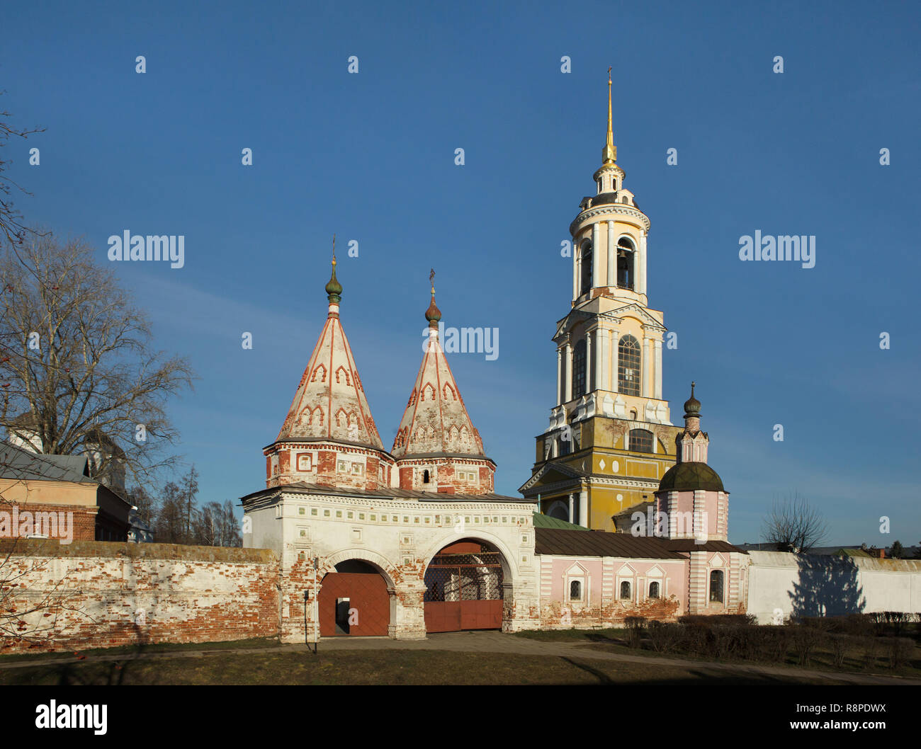 Heilige Tor des Klosters der Abscheidung von der Robe (Rizpolozhensky Kloster) in Wladimir, Russland. Der heilige Tor wurde im Jahr 1688 von lokalen Architekten Ivan Mamin, Andrei Shmakov und Ivan Gryaznov der Jüngeren gebaut. Die Ehrwürdige (Prepodobenskaya) Kirchturm (1814-1819) abgebildet ist im Hintergrund. Stockfoto