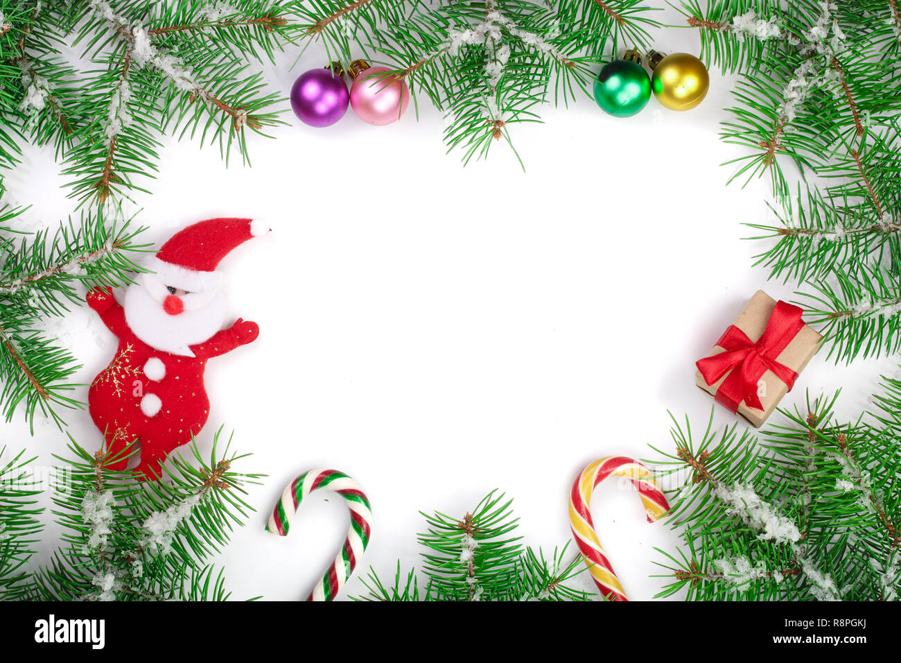 Weihnachten Rahmen der Fir Tree Branch mit Schnee auf weißem Hintergrund mit Kopie Platz für Ihren Text isoliert. Ansicht von oben Stockfoto