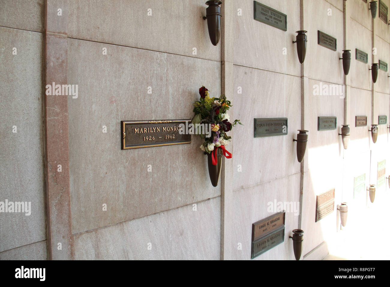 10/28/09 'Marilyn Monroe Grab stein '@West Village Memorial Park, Los Angeles Foto von Izumi Hasegawa/HNW/PictureLux nach Sterben an einer Überdosis Drogen in einem offensichtlichen Selbstmord am 5. August 1962, Marilyn Monroe und drei Tage später beigesetzt wurde bei Westwood Village Memorial Cemetery in Los Angeles, CA. Die Beerdigung wurden von Joe DiMaggio behandelt. Marilyn Monroe irdischen Überreste sind in der Krypta der Nummer 24 im Korridor von Erinnerungen beigesetzt, einem Komplex von Oberirdischen Krypten auf der Westseite des Friedhofs. Datei Referenz # 33636 790 HNW Stockfoto