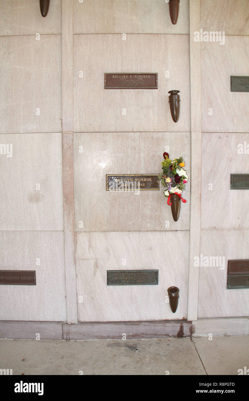 10/28/09 'Marilyn Monroe Grab stein '@West Village Memorial Park, Los Angeles Foto von Izumi Hasegawa/HNW/PictureLux nach Sterben an einer Überdosis Drogen in einem offensichtlichen Selbstmord am 5. August 1962, Marilyn Monroe und drei Tage später beigesetzt wurde bei Westwood Village Memorial Cemetery in Los Angeles, CA. Die Beerdigung wurden von Joe DiMaggio behandelt. Marilyn Monroe irdischen Überreste sind in der Krypta der Nummer 24 im Korridor von Erinnerungen beigesetzt, einem Komplex von Oberirdischen Krypten auf der Westseite des Friedhofs. Datei Referenz # 33636 791 HNW Stockfoto