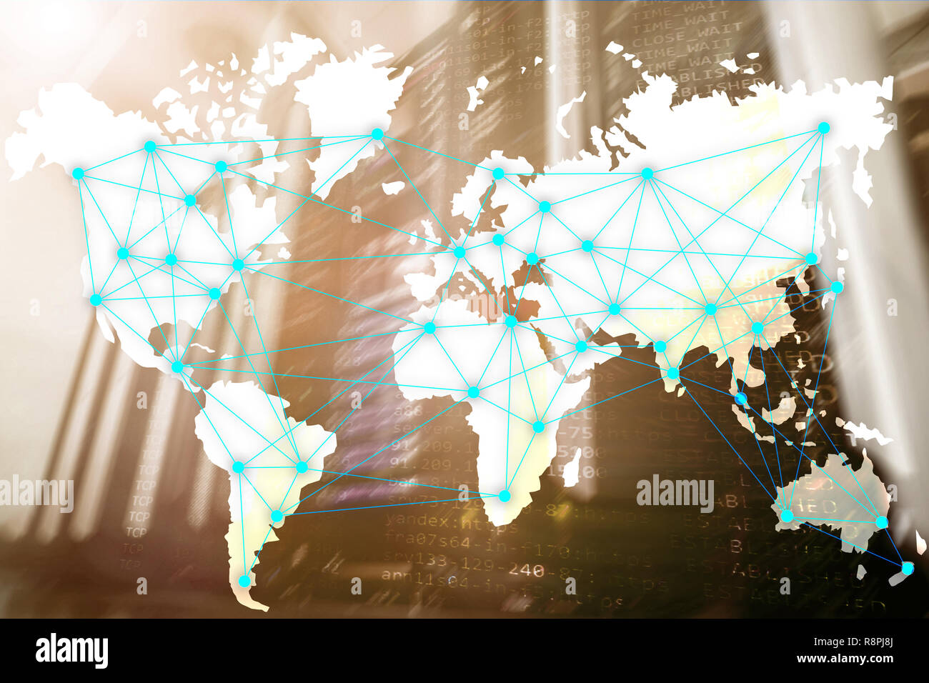 Internet und Telekommunikation Konzept mit Weltkarte auf server Raumhintergrund Stockfoto