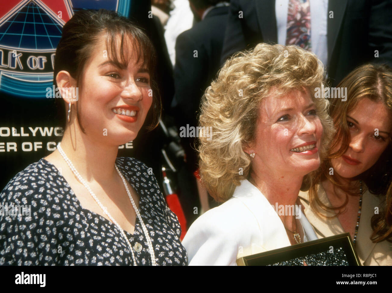 HOLLYWOOD, CA - 28. April: Shannon Lee und Linda Lee Caldwell nehmen an der Hollywood Walk of Fame Zeremonie für Bruce Lee am 28. April 1993 an6933 Hollywood Boulevard in Hollywood, Kalifornien. Foto von Barry King/Alamy Stock Foto Stockfoto