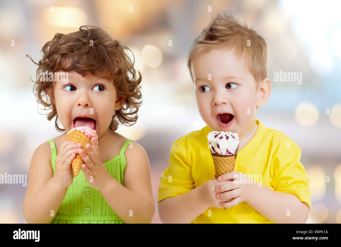 Lustig Junge und Mädchen essen Eis Stockfoto