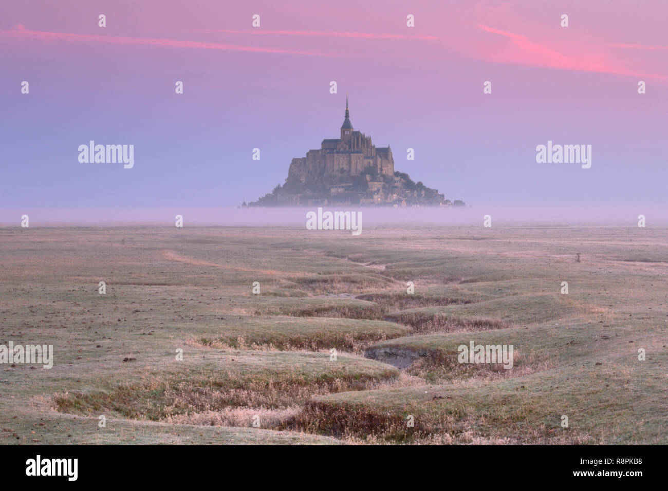 Le Mont Saint Michel in der Normandie, Frankreich an einem nebligen Morgen bei Sonnenaufgang. Stockfoto