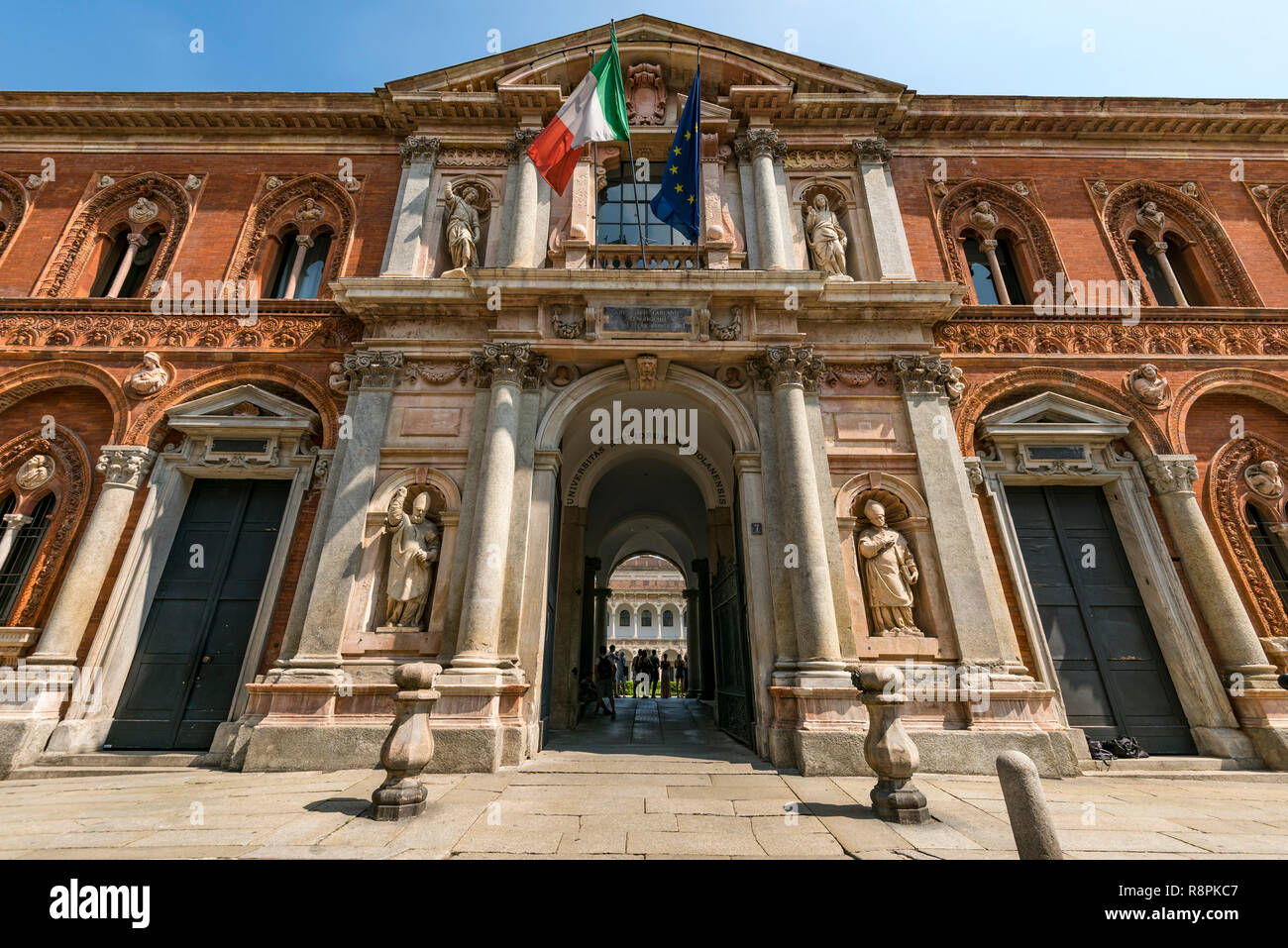 Horizontale streetview außerhalb der Universität Mailand, Italien. Stockfoto