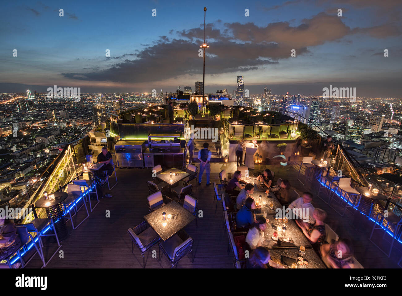Mit Blick auf die Skyline von Bangkok vom Mond Bar, Bangkok, Thailand Stockfoto