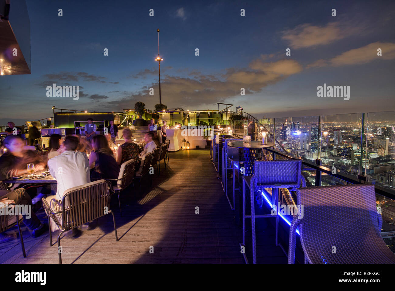 Mit Blick auf die Skyline von Bangkok vom Mond Bar, Bangkok, Thailand Stockfoto
