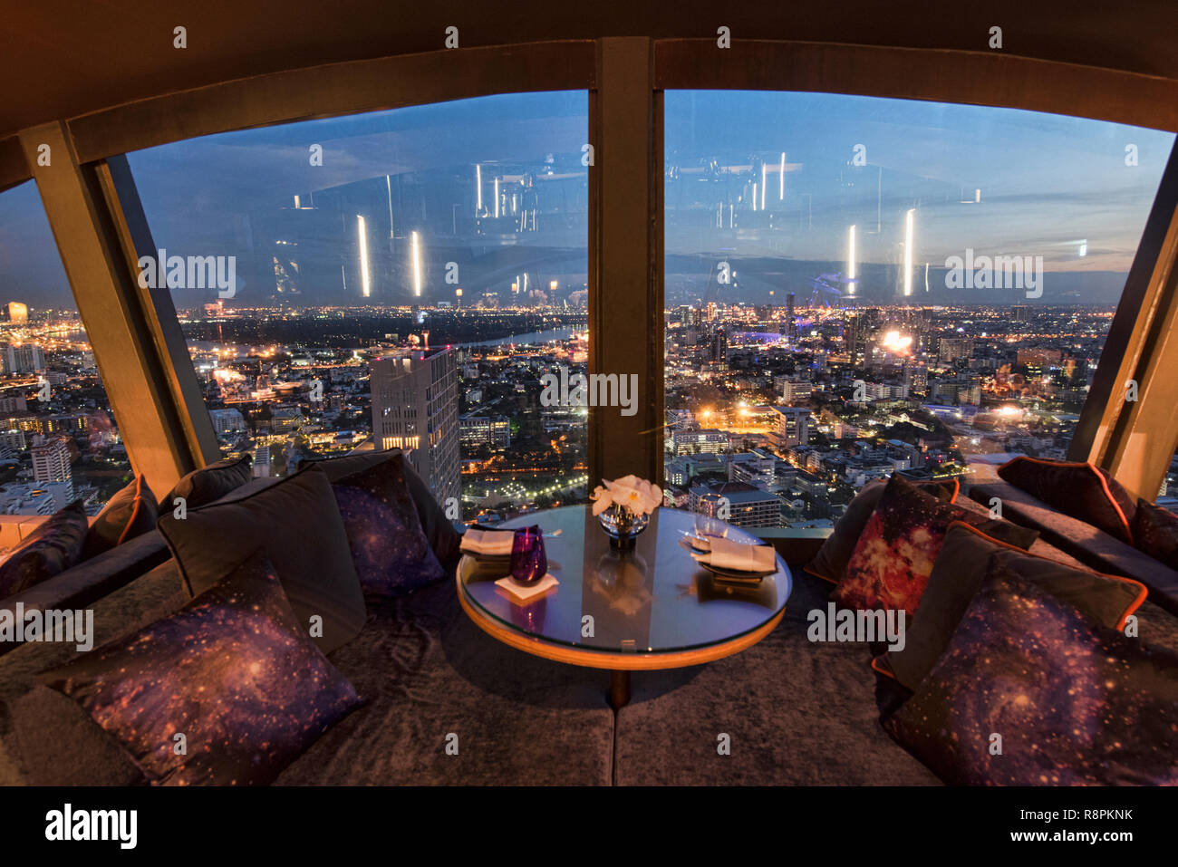 Mit Blick auf die Skyline von Bangkok aus Vertigo zu Bar, Bangkok, Thailand Stockfoto