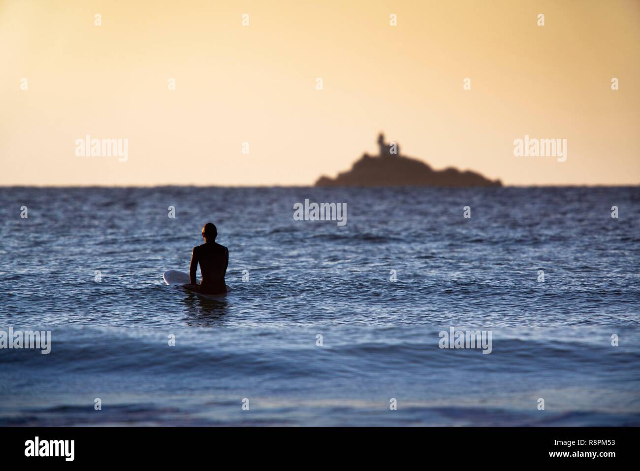 Frankreich, Finistere, Iroise, Sizun, Plogoff, Pointe du Raz, Baie des trepasses, Warten auf die Welle, Große nationale Website Stockfoto