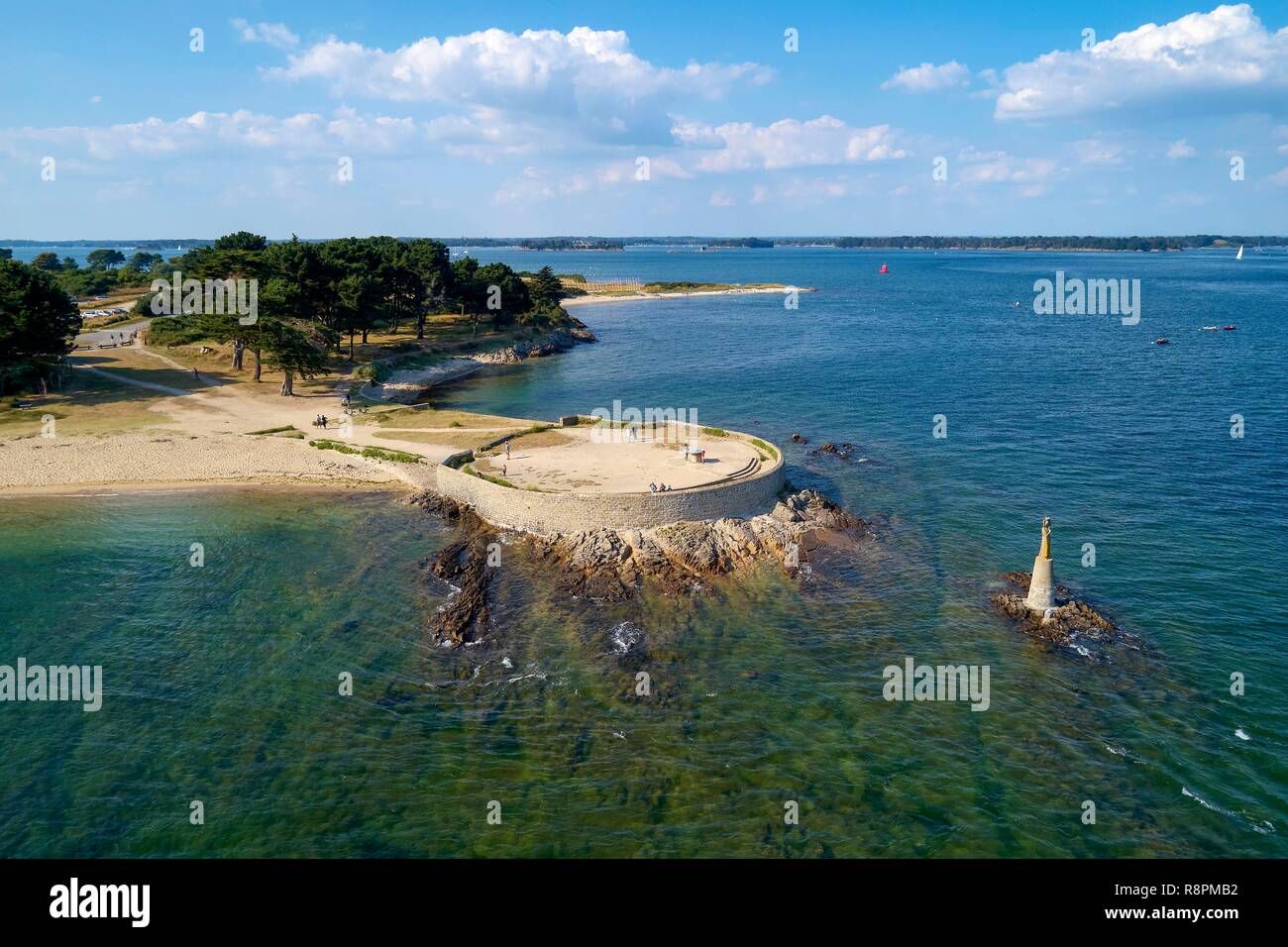 Frankreich, Morbihan, Golf von Morbihan, Regionaler Naturpark der Golf von Morbihan, Locmariaquer, Notre Dame de Kerdro Statue an der Pointe de Kerpenhir am Eingang des Golfs von Morbihan (Luftbild) Stockfoto