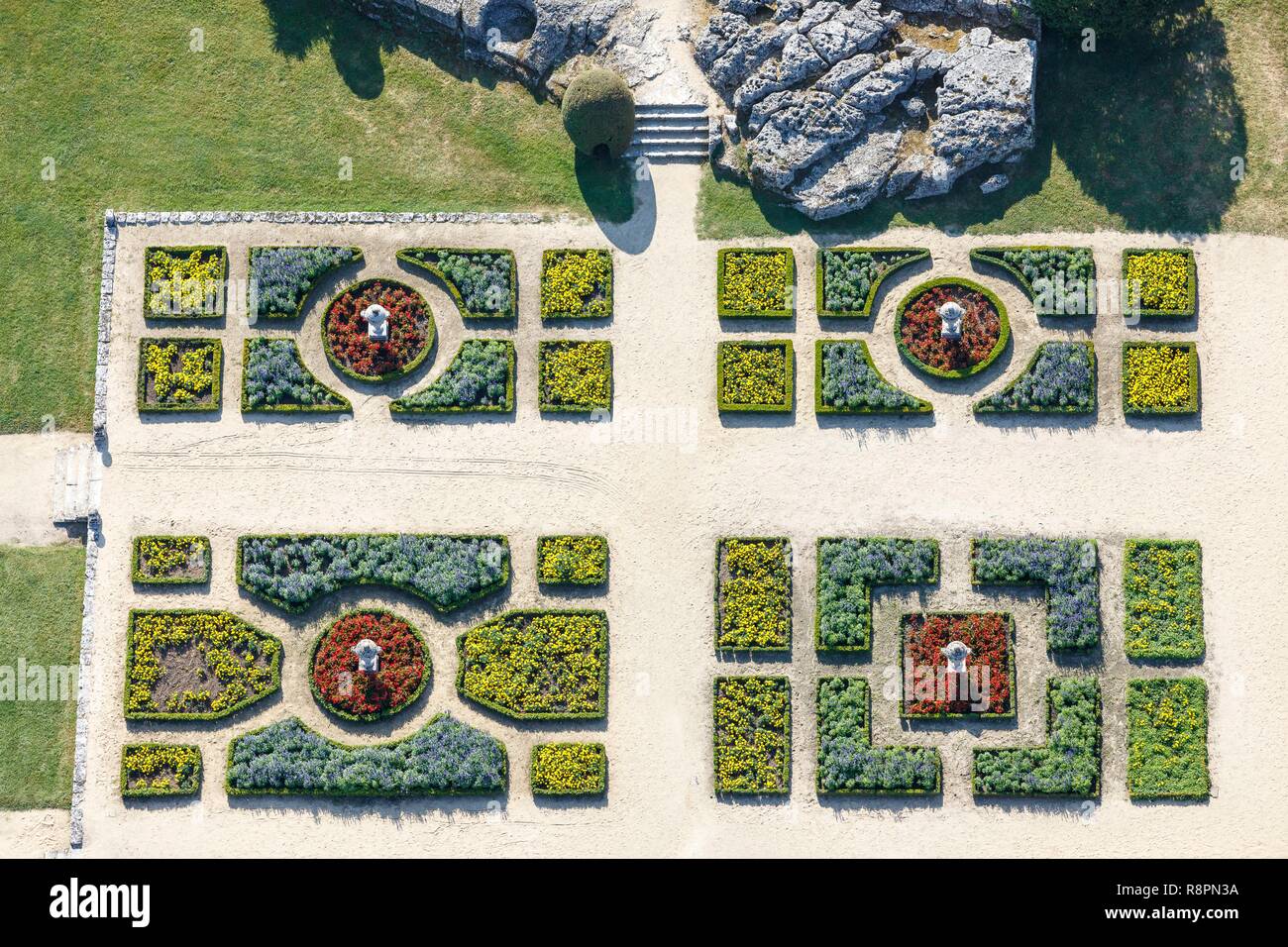 Frankreich, Charente Maritime, St. Porchaire, La Roche Courbon Schlossgarten (Luftbild) Stockfoto