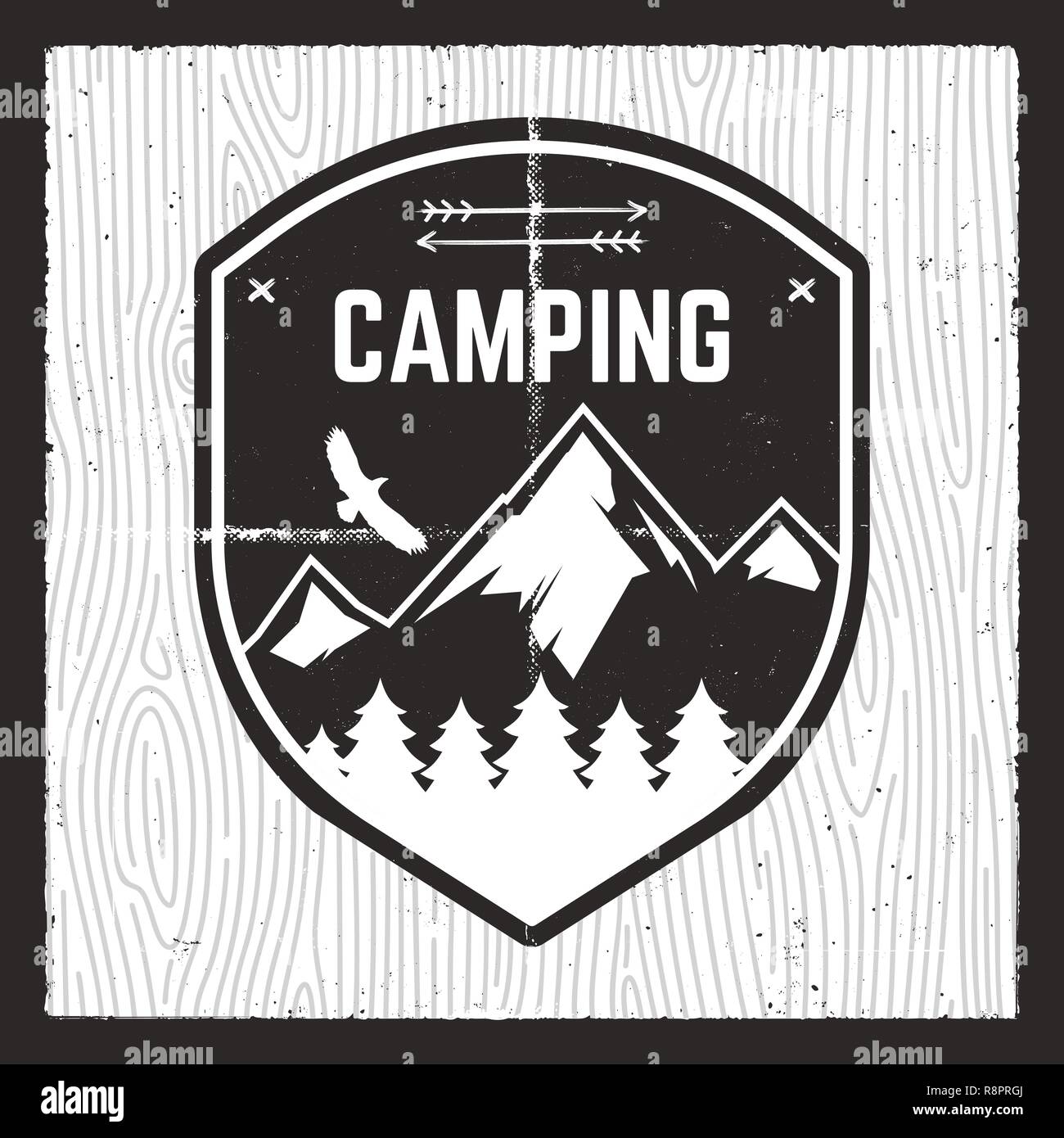 Camping Adventure Card. Wild Mountain Explorer Abzeichen mit Wald, in den Bergen und der Adler. Schön für Outdoor Enthusiasten Geschenk, für T-Shirt, Tasse, Poster, anderen drucken. Vektor auf Holz Muster isoliert Stock Vektor