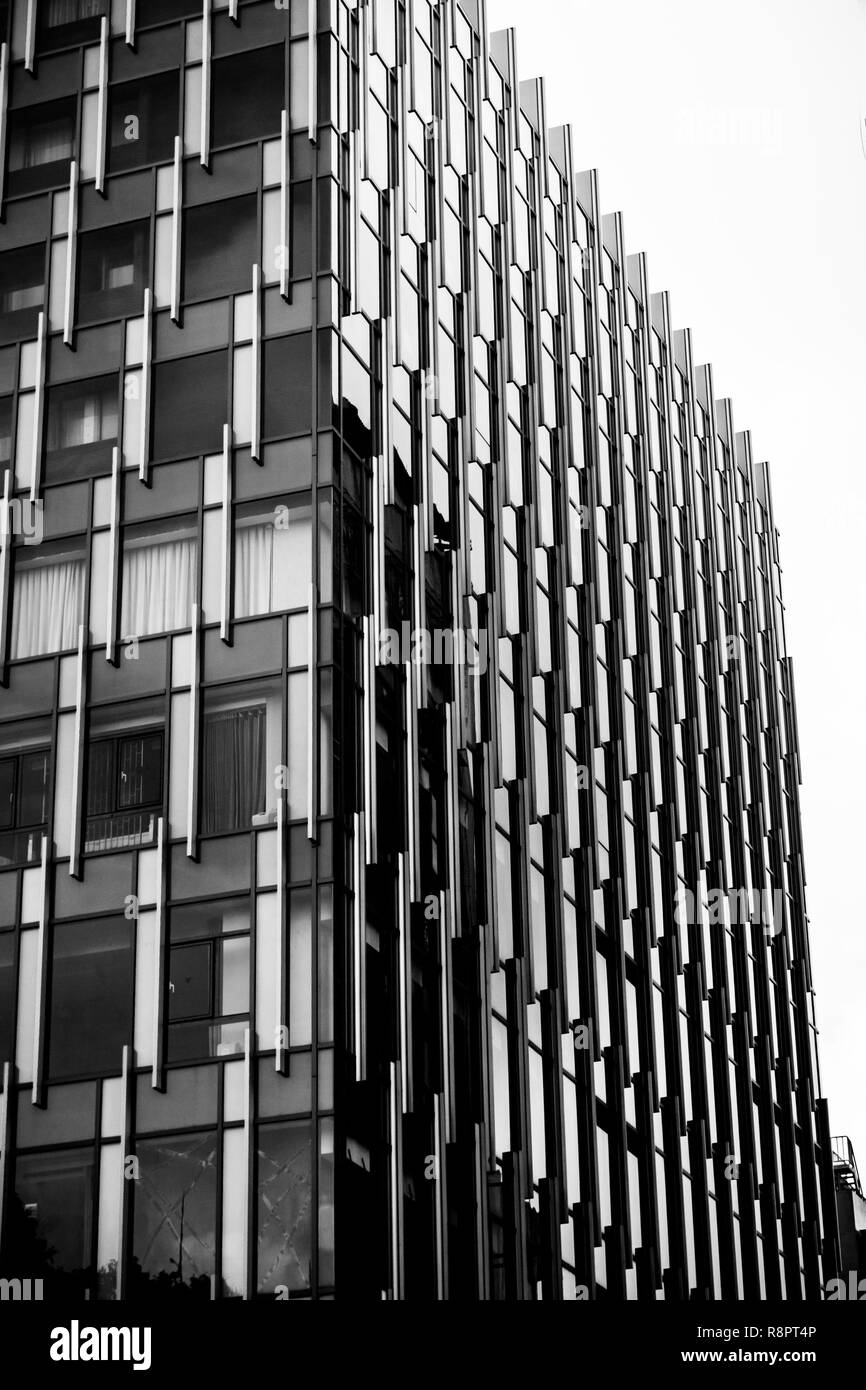 Gebäude aus Stahl und Glas - Schwarz und Weiß Stockfoto