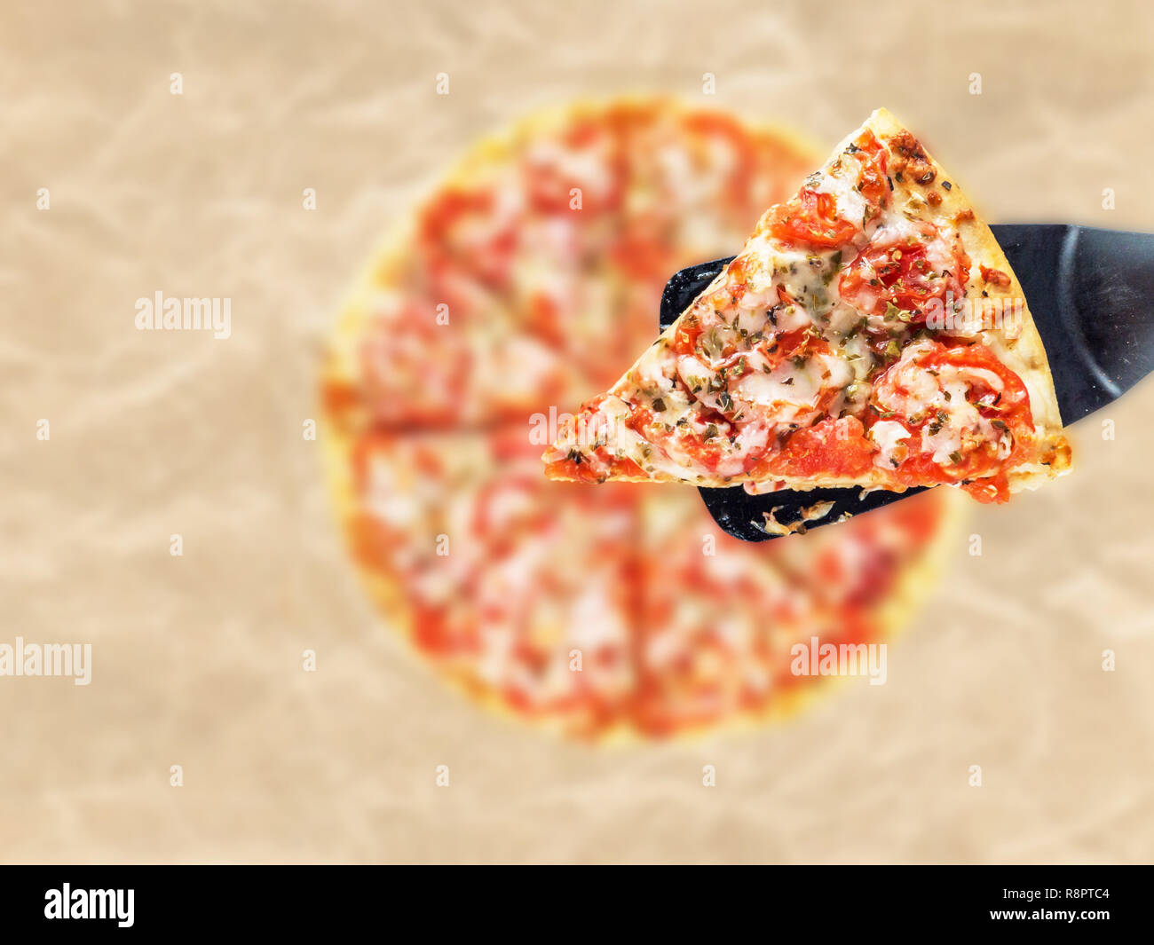 Leckere Pizza Margherita oder Margarita mit Mozzarella, Tomaten und Basilikum auf der dünnen Teig Ansicht von oben. Pizza Keil über dem unscharfen zerknittert p Stockfoto