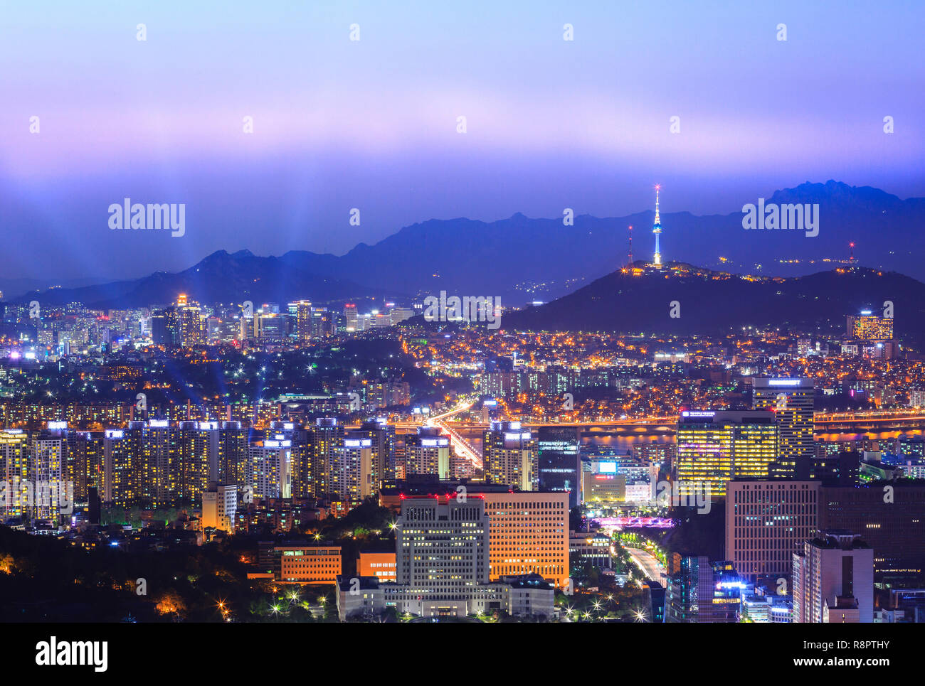 Seoul Stadt schöne Nacht Koreas mit Seoul Tower nach Sonnenuntergang Stockfoto