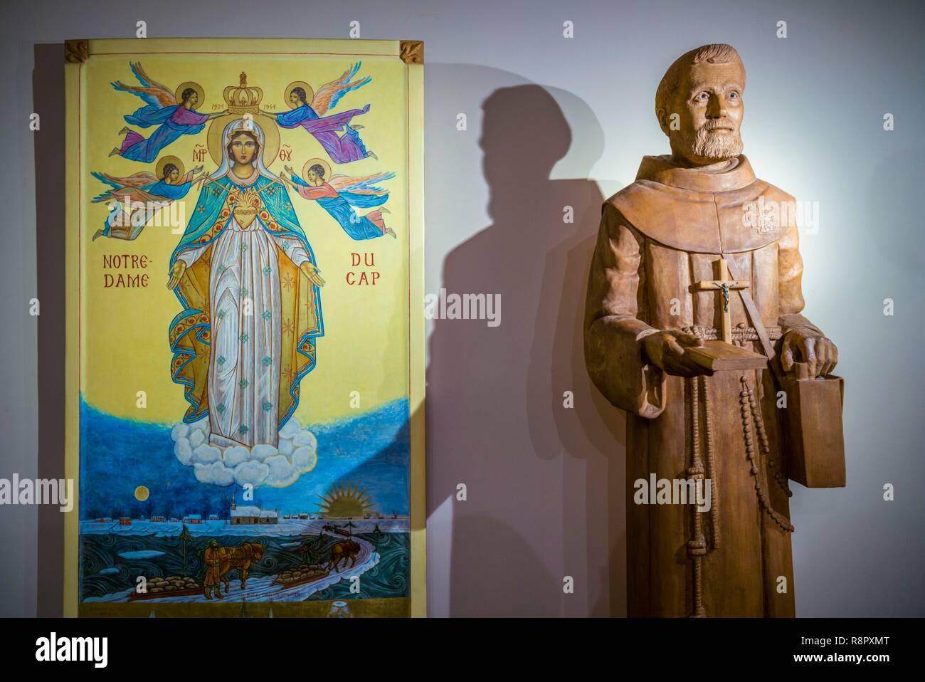 Kanada, Quebec, Mauricie Region, Trois Rivieres, Cap de la Madeleine, die Basilika Notre Dame du Cap, russische Ikone und Statue des Priesters Stockfoto