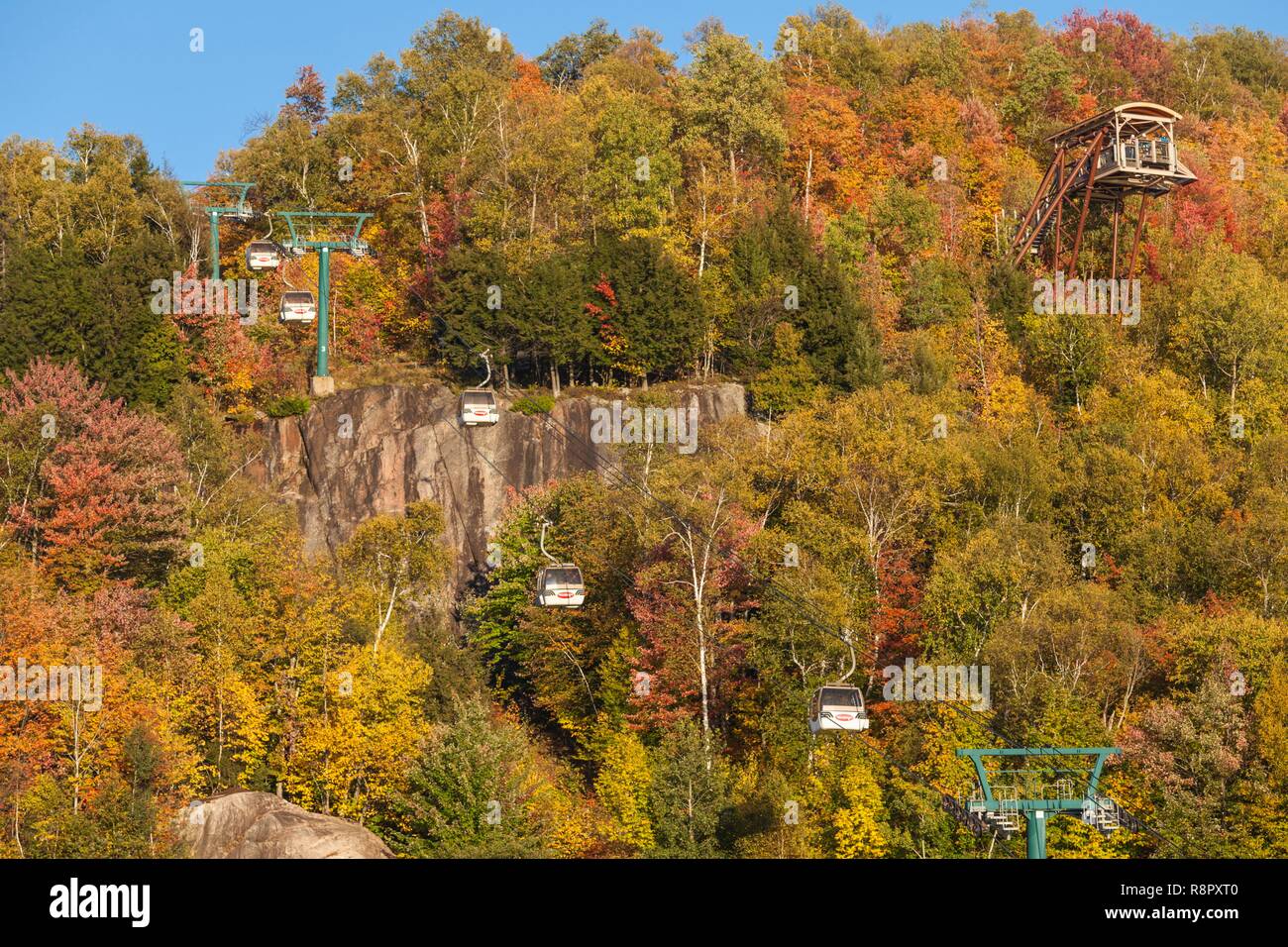 Kanada, Quebec, die Laurentides, Mont Tremblant Mont-Tremblant Ski Village, Herbst, Skilift Stockfoto