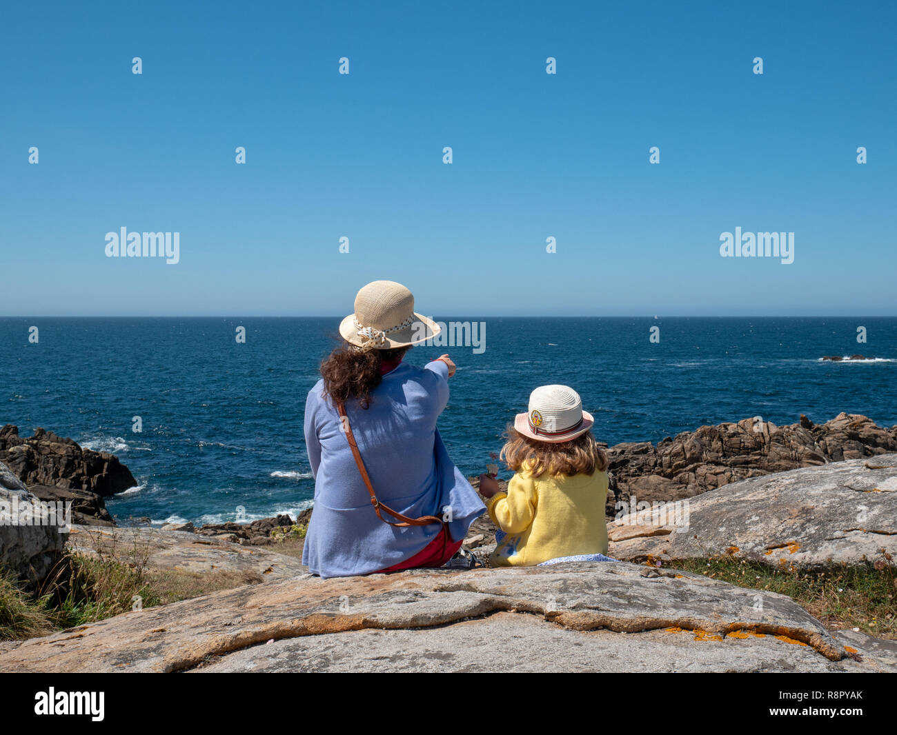 Mutter und Tochter mit Blick zu Meer, Galizien, Spanien Stockfoto