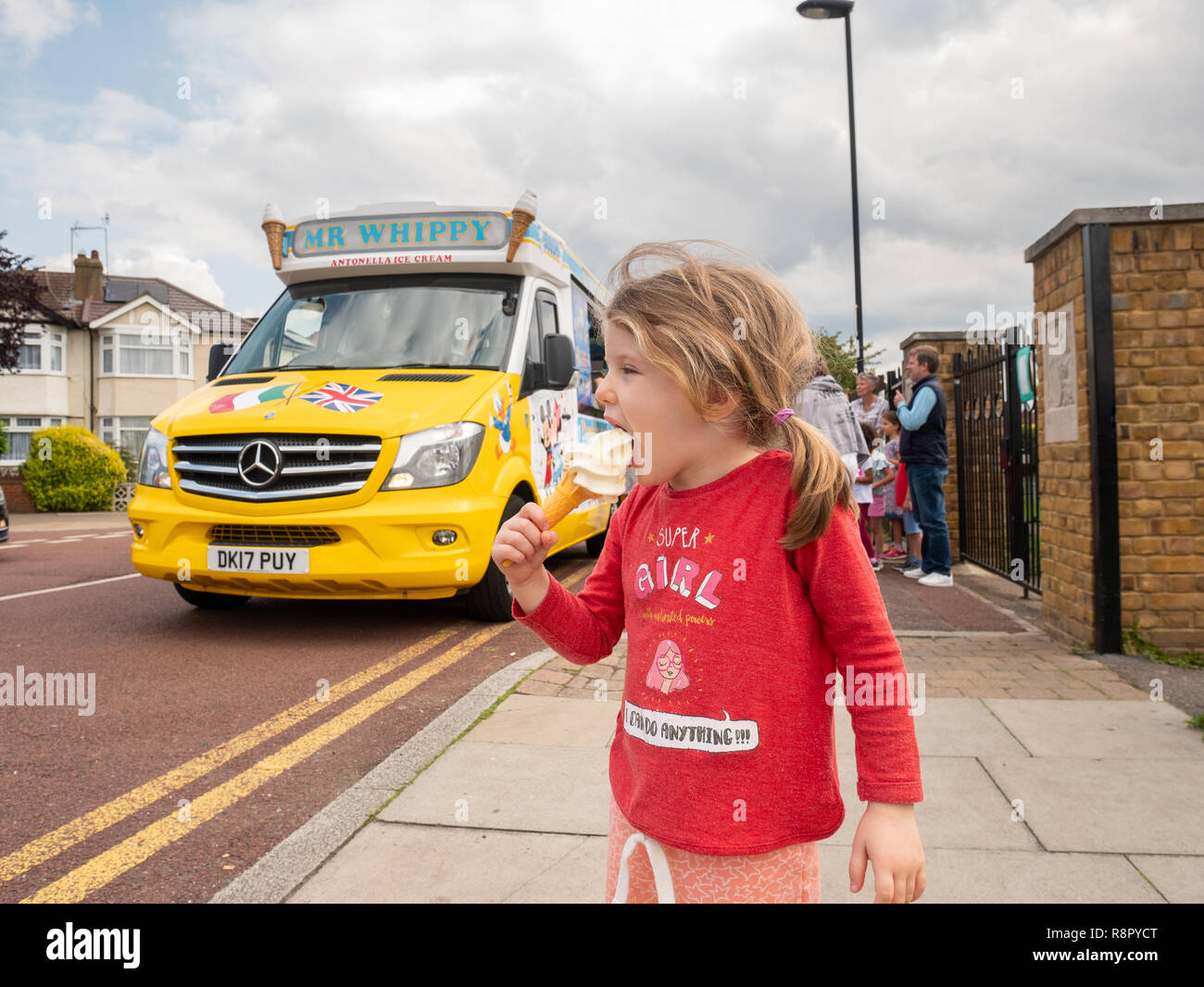 Vier Jahre Kind Eis essen von Eis van, London, UK Stockfoto