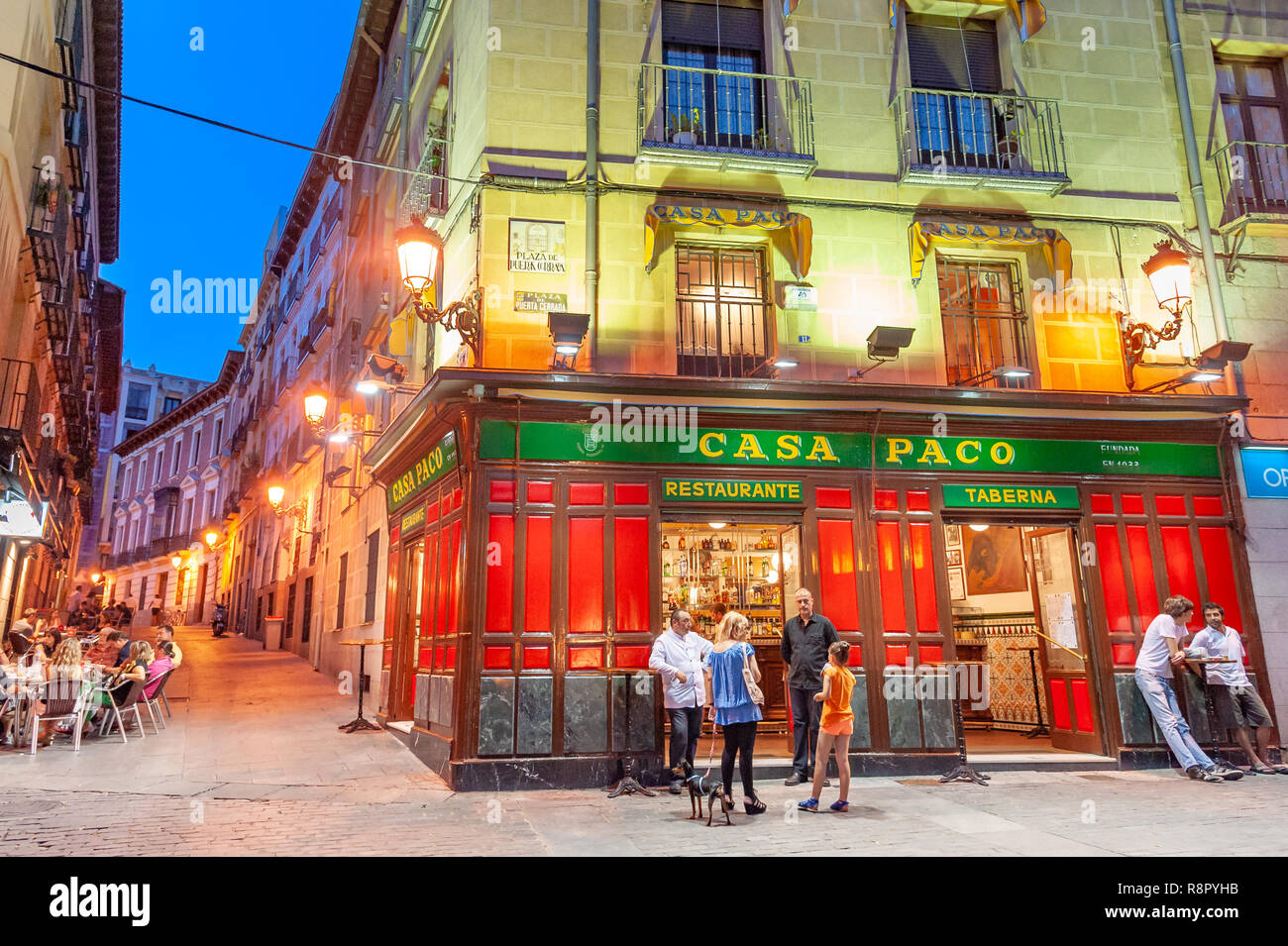 Bar Casa Paco in der Nacht, Madrid, Spanien Stockfoto