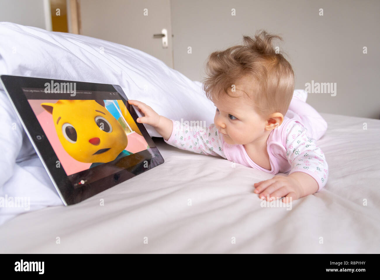 Sechs Monate alten Baby Youtube gerade auf einem iPad Stockfoto