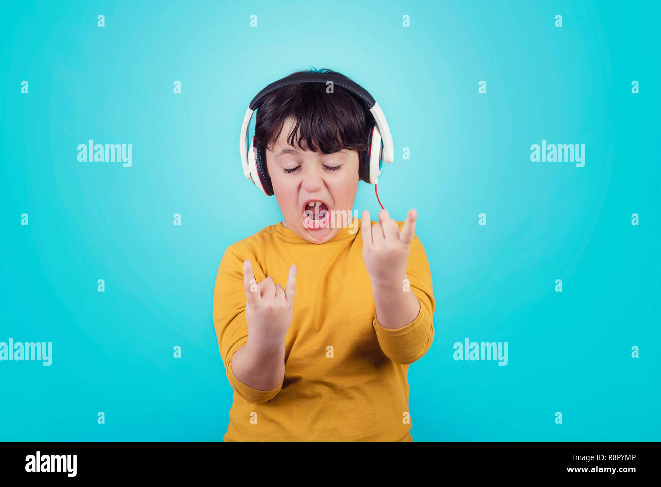 Junge mit Kopfhörer Übersicht rock Seufzer auf blauem Hintergrund Stockfoto