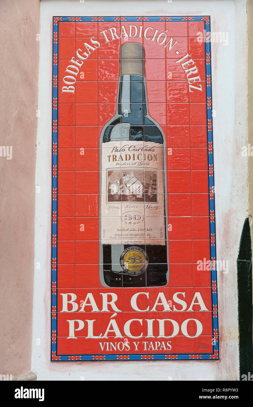 Flasche Sherry auf Fliesen außerhalb Bar Casa Placido, Sevilla, Spanien Stockfoto