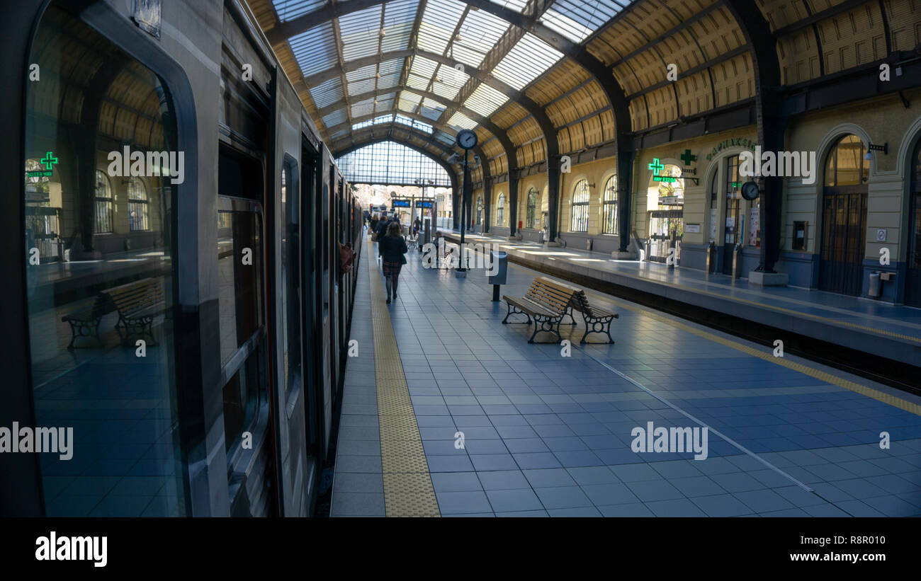 U-Bahn Station Piräus in Athen, wo ich die trainieren jeden Tag nahm in den Kern der Innenstadt. Es dauerte nur 20 Minuten und war sehr praktisch. Stockfoto