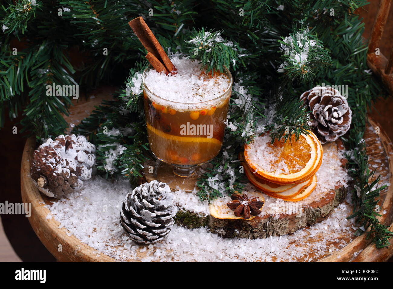 Heißes Getränk von Sanddorn in die Einrichtung des neuen Jahres Stockfoto