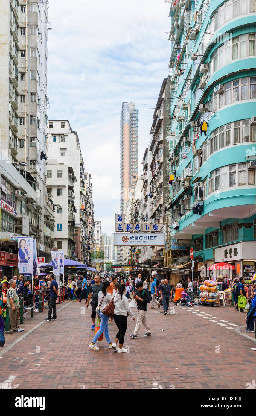 Viel befahrenen Straße Markt Szene, Fuk Wa St, Sham Shui Po, Kowloon, Hong Kong Stockfoto