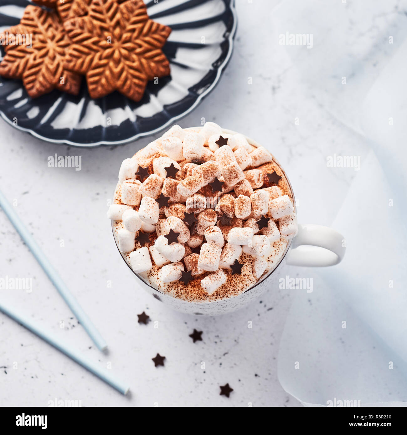 Heiße Schokolade oder Kakao mit Schlagsahne und Marshmallow candy bestreut mit Zimt oder Kakao Pulver mit Schokolade Sterne und Weihnachten Lebkuchen Stockfoto